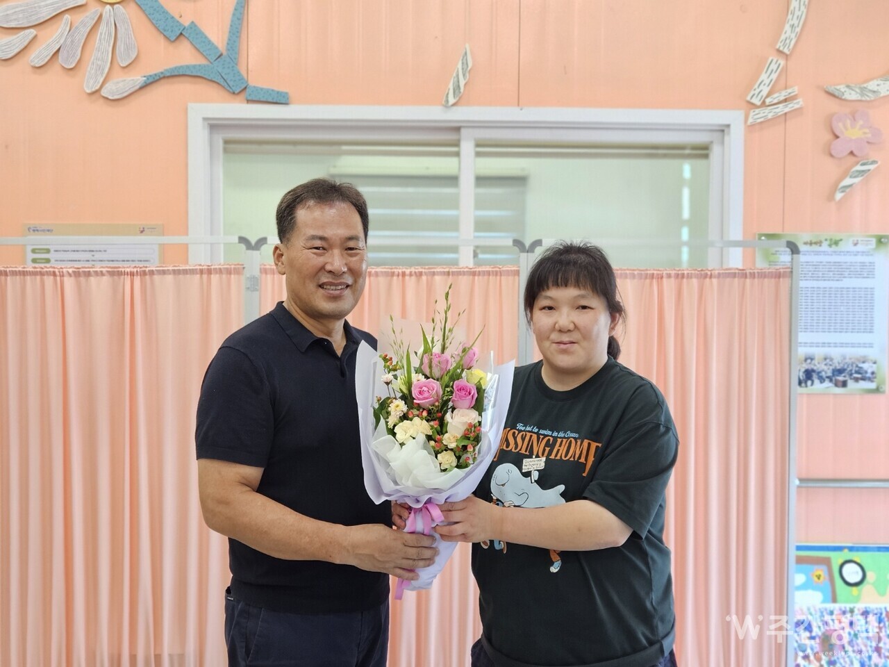 양경석 운영위원장이 정다혜 훈련생에게 꽃다발을 건네고 있다. 