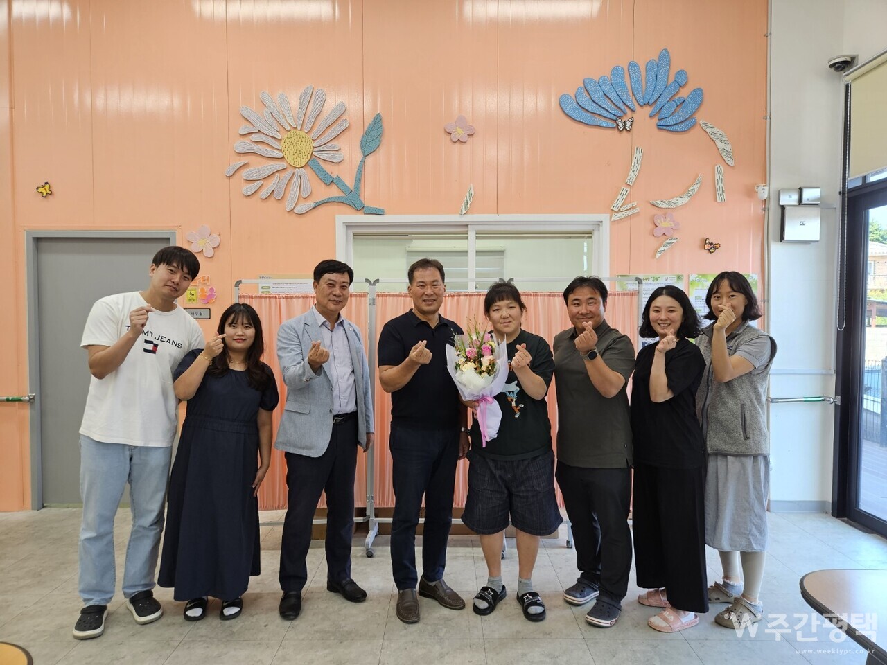 왼쪽에서 세 번째부터 이은우 평택시민재단 이사장, 양경석 운영위원장, 정다혜 훈련생, 이종찬 이음터 센터장이 자리했다. 이음터 교사들도 함께하며 따뜻한 응원의 마음을 전했다.